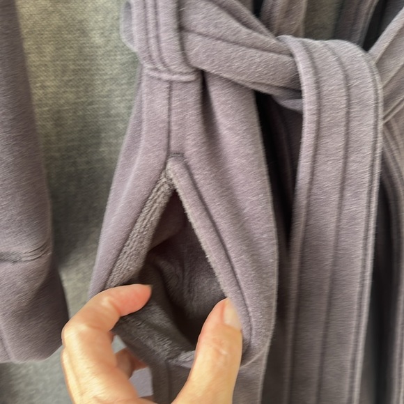 UGG robe. Size medium. Grey. - Picture 3 of 7